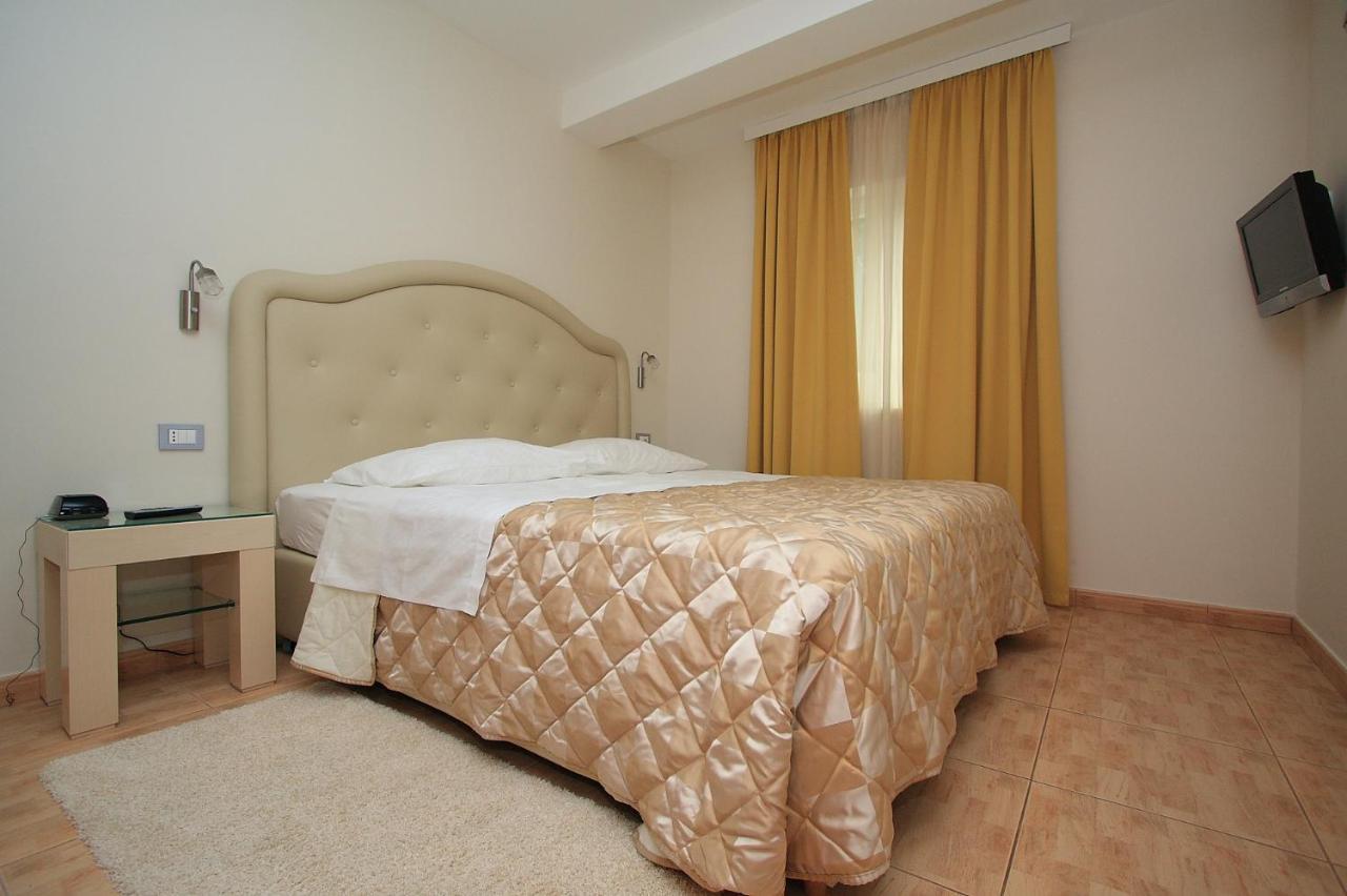 Aparthotel Natalia פודגורה מראה חיצוני תמונה